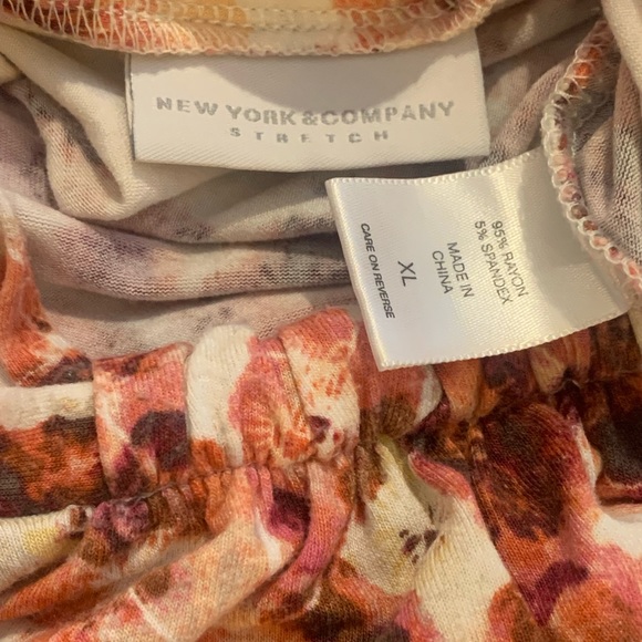 NY & Co. sleeveless flower top - Picture 3 of 3